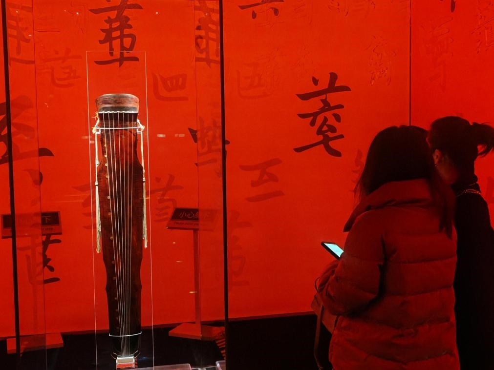 近日，在浙江省博物館之江館區(qū)，故宮博物館收藏的唐“大圣遺音”琴在“‘故宮·茶世界’觀茶——茶文化精品展”展出。新華社記者 馮源 攝