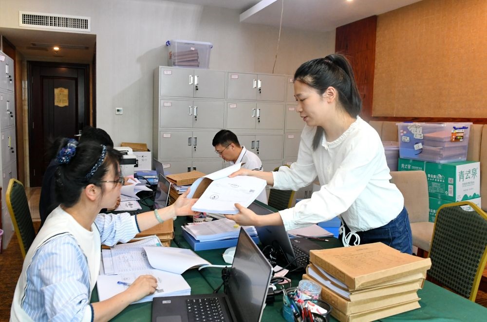 福州市委巡察機(jī)構(gòu)對(duì)全市法院系統(tǒng)開展提級(jí)聯(lián)動(dòng)交叉巡察。在永泰縣駐地，巡察組工作人員查看財(cái)務(wù)憑證（2024年5月21日攝）。新華社記者 林善傳 攝