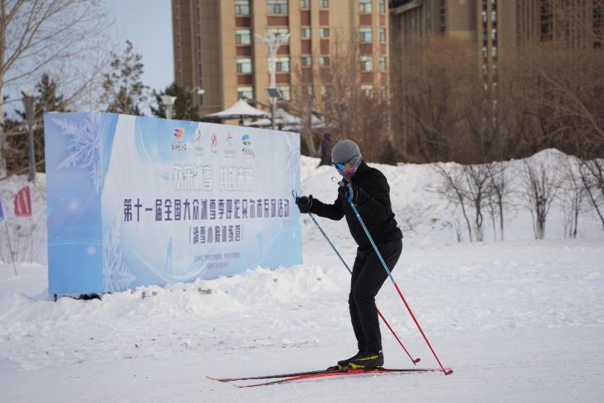 在呼倫貝爾，滑雪愛(ài)好者在城市越野滑雪公園內(nèi)滑雪。人民網(wǎng)記者 苗陽(yáng)攝