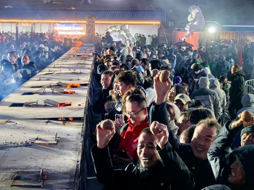 烏蘭哈達(dá)火山腳下“千人烤土豆”。人民網(wǎng)記者 苗陽(yáng)攝