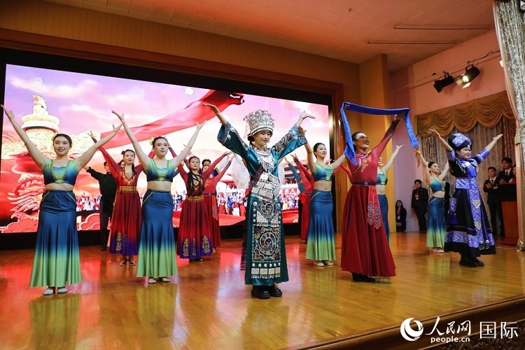 留俄學生進行民族舞表演。人民網(wǎng)記者 隋鑫攝