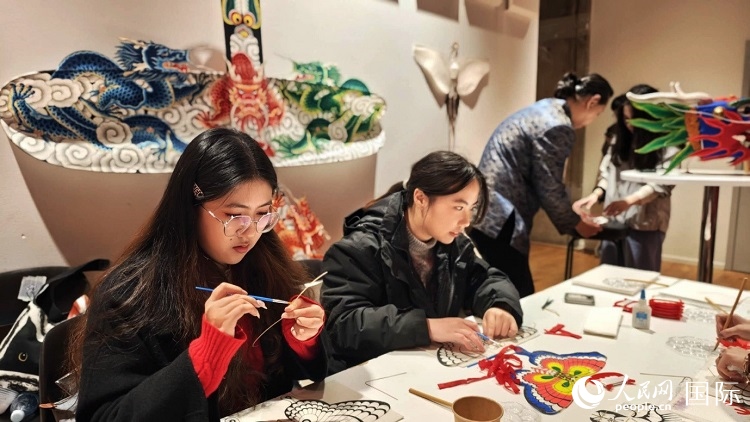 體驗(yàn)非遺文化“制作小風(fēng)箏”。人民網(wǎng)記者 殷淼攝