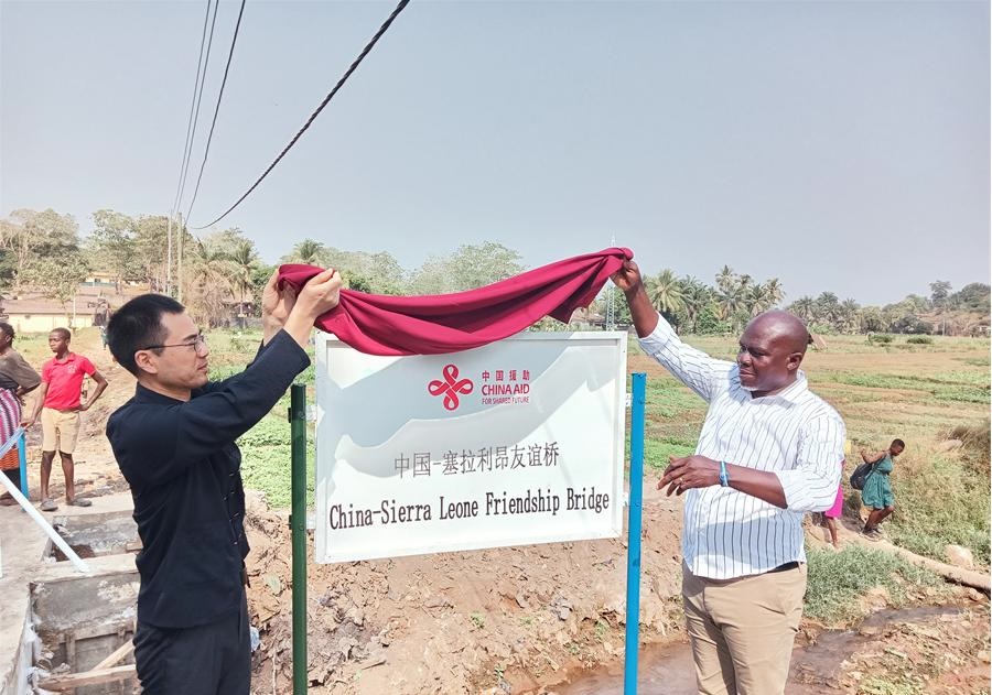中國駐塞拉利昂大使王擎（左）和博城市市長穆薩（右）為中國—塞拉利昂友誼橋揭牌。中國援塞農(nóng)業(yè)專家組供圖