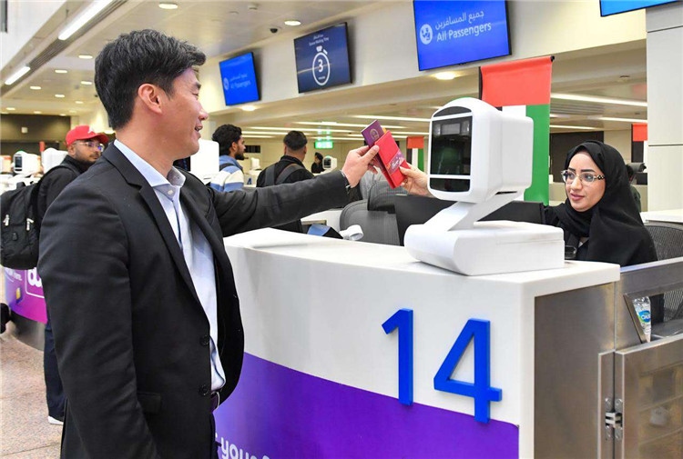 1月22日，迪拜免稅店聯(lián)合迪拜移民局向入境中國旅客贈送新年賀禮。迪拜移民局供圖