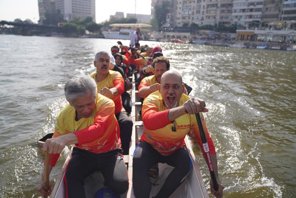 活動現(xiàn)場龍舟競技，共慶春節(jié)。開羅中國文化中心供圖