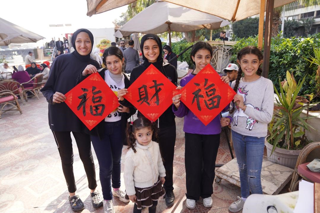 埃及民眾參與中國文化體驗活動。開羅中國文化中心供圖