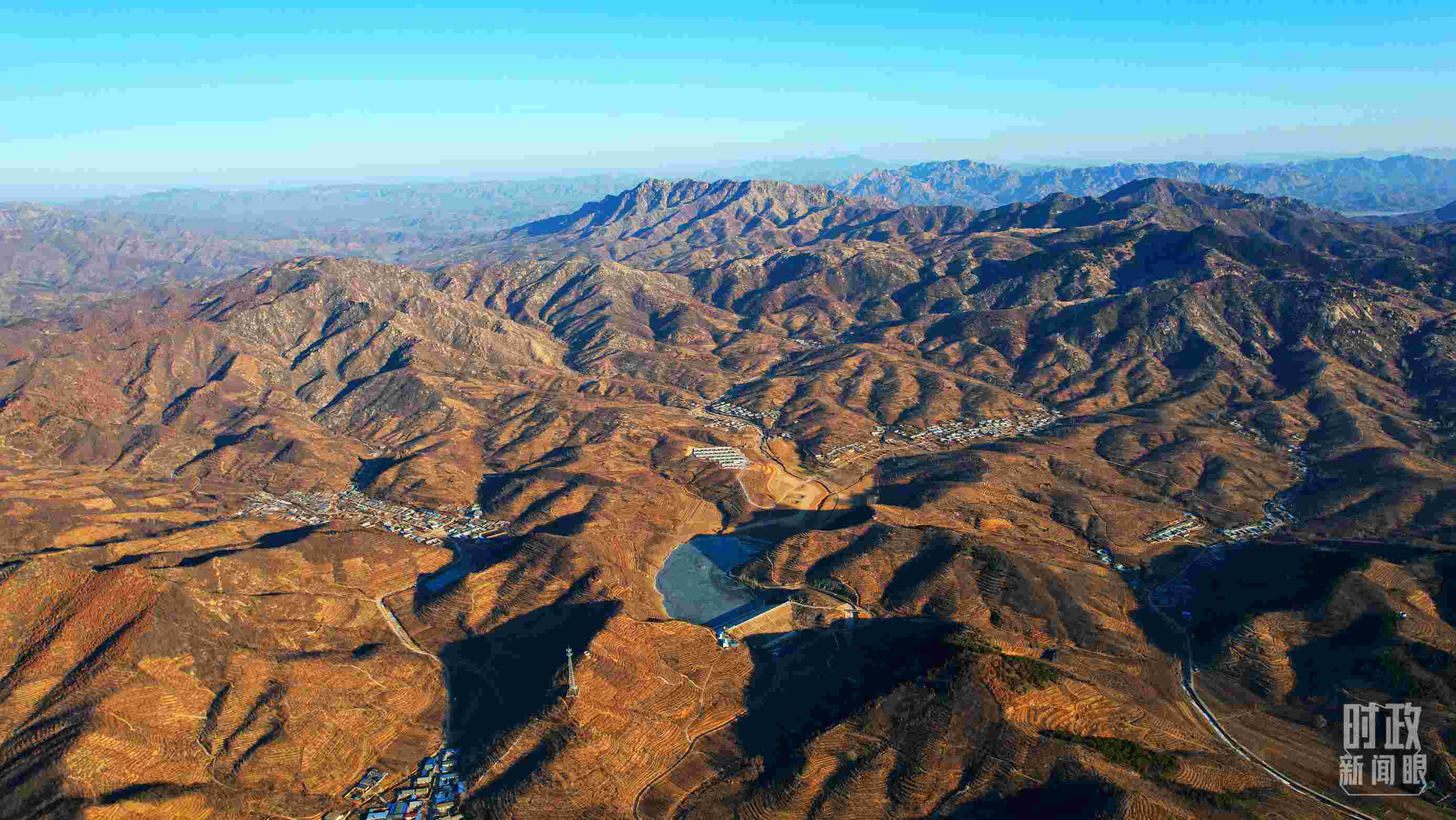 俯瞰祝家溝村。（總臺(tái)央視記者范凱拍攝）