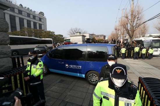  1月21日，尹錫悅乘坐的車(chē)輛進(jìn)入韓國(guó)首爾的憲法法院。新華社記者姚琪琳攝