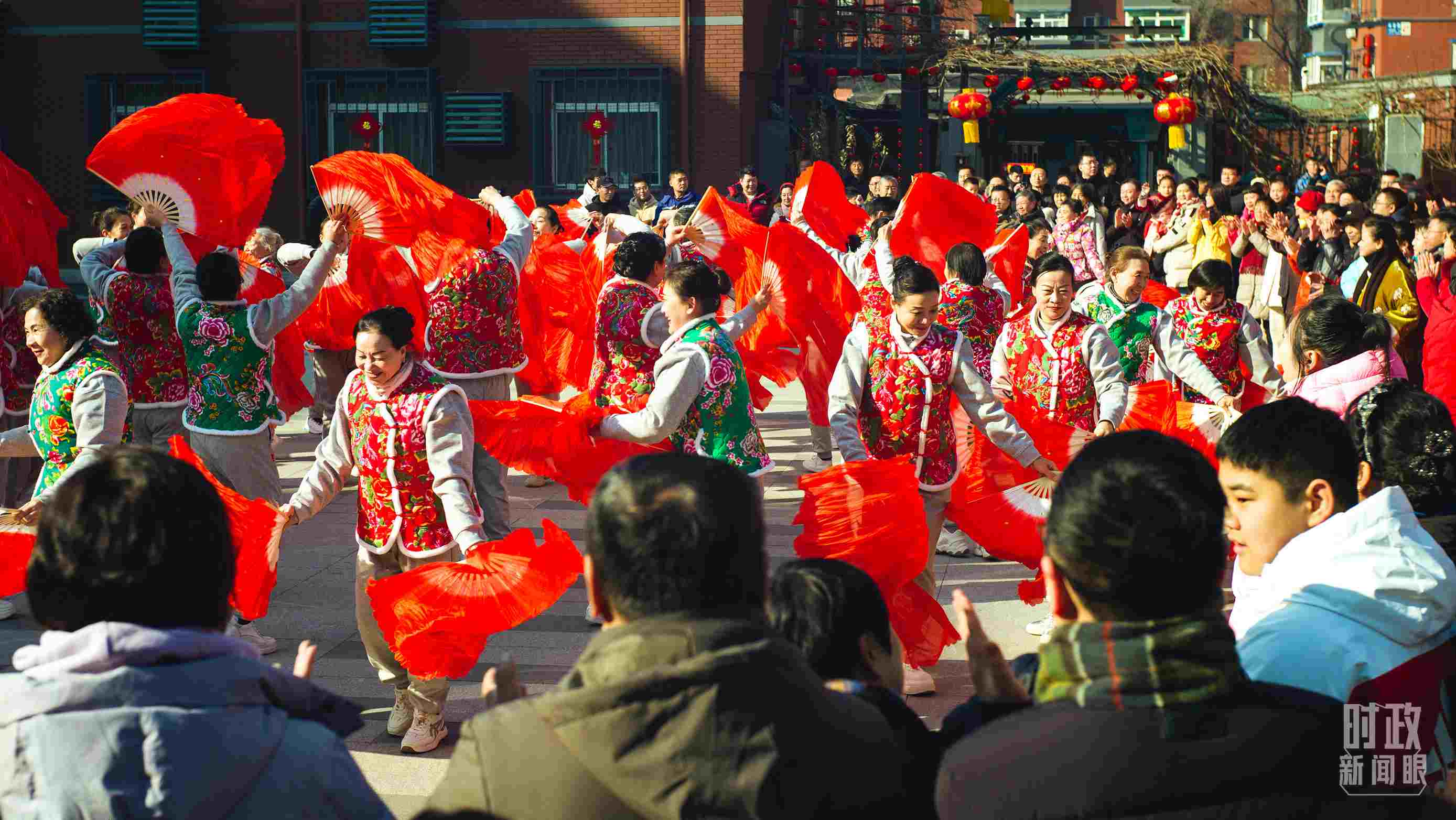 長(zhǎng)安小區(qū)文化廣場(chǎng)上，居民們扭起歡快的秧歌。（總臺(tái)央視記者彭漢明拍攝）