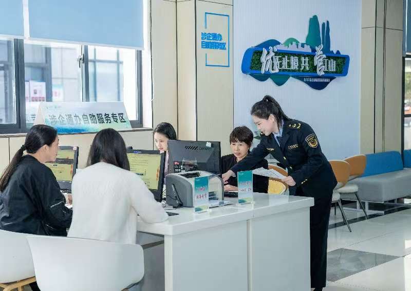 工作人員指導(dǎo)企業(yè)一次性完成信息填報(bào)。圖片來源：浙江衢州市市場監(jiān)督管理局