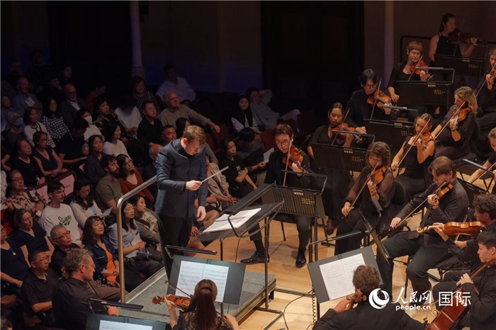 奧克蘭市政廳《空?！方豁懬莩霈F(xiàn)場(chǎng)。張波若攝