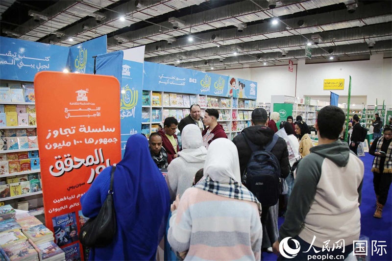 觀眾參觀書展展臺。人民網(wǎng)記者 黃培昭攝