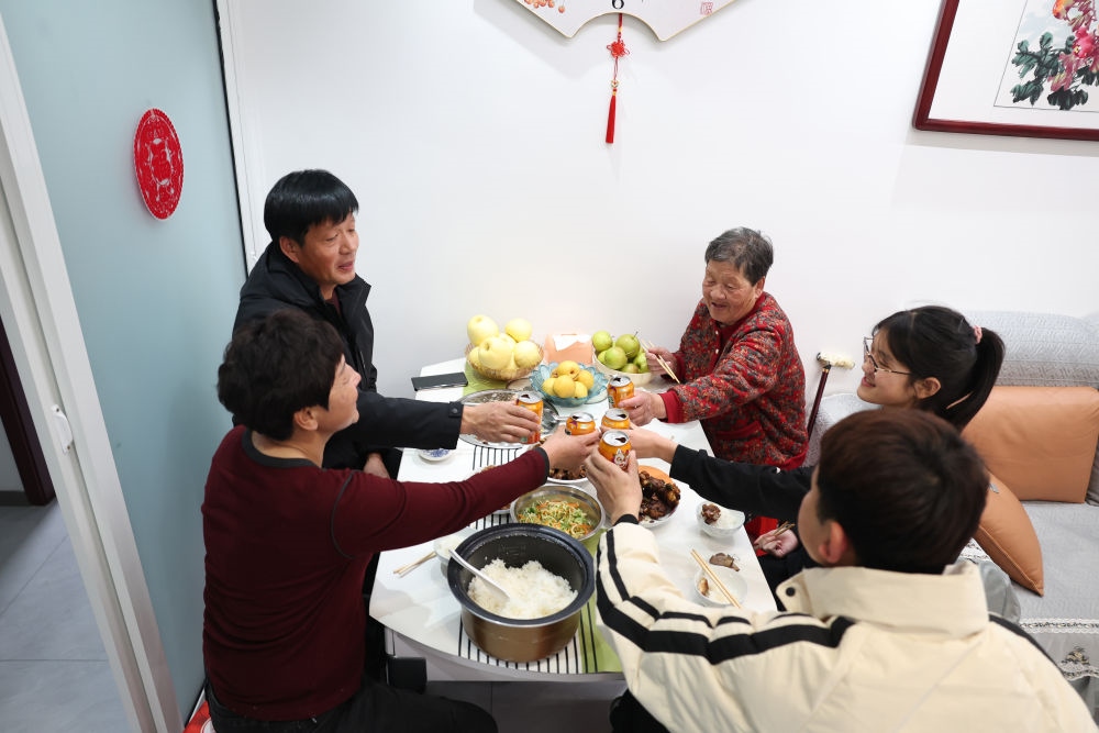 2025年1月22日，遼寧省葫蘆島市綏中縣祝家溝村村民朱西存一家在新房里。新華社記者姚劍鋒 攝