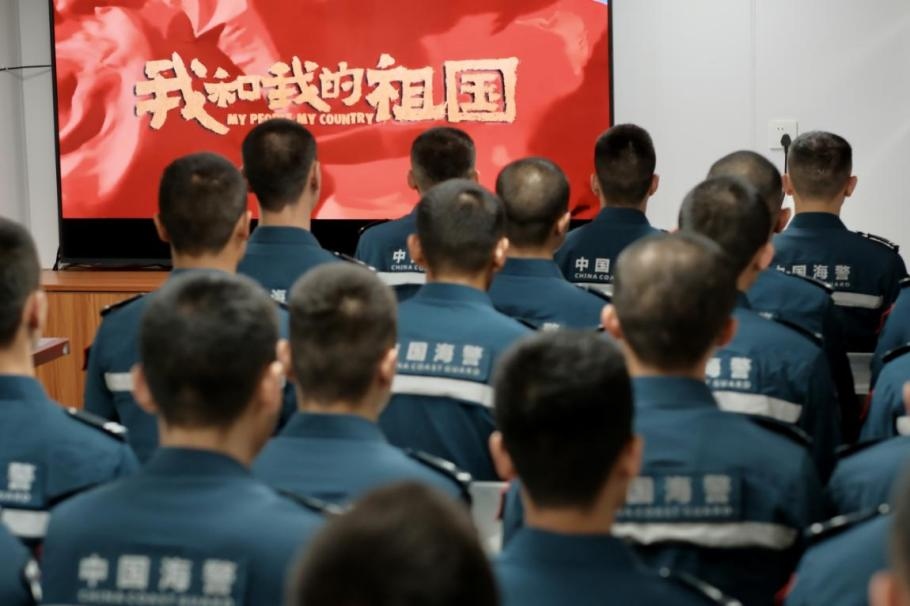 1月25日，中國海警海鷗艦組織艦上執(zhí)法員觀看紅色電影。
