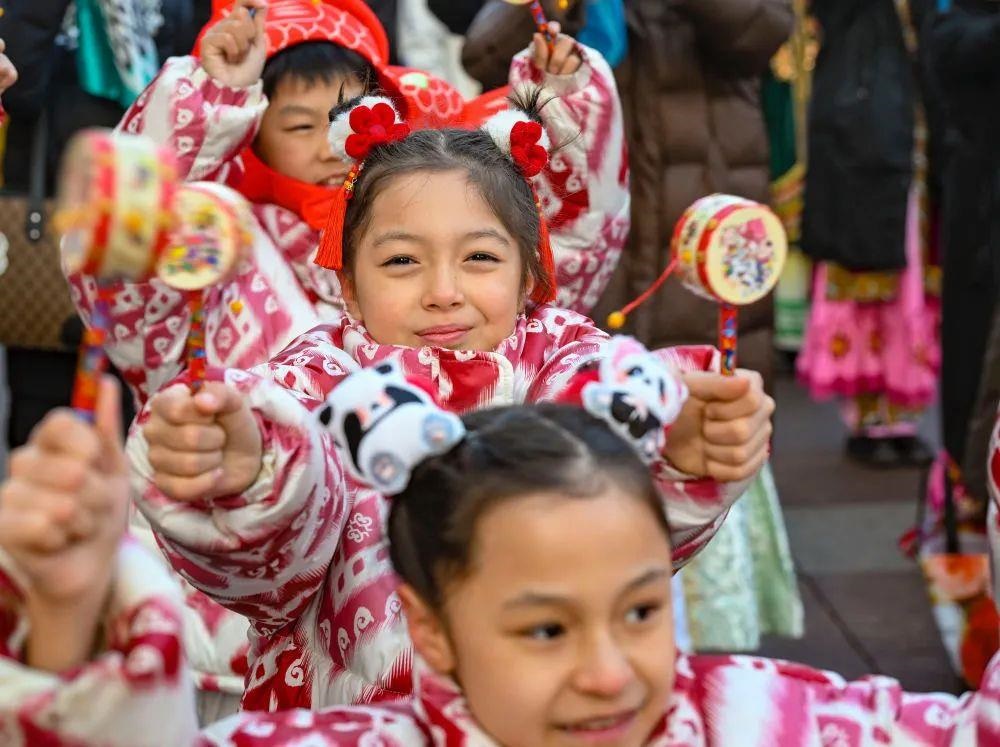 △新疆大巴扎社火迎新春，孩子們在現(xiàn)場表演。