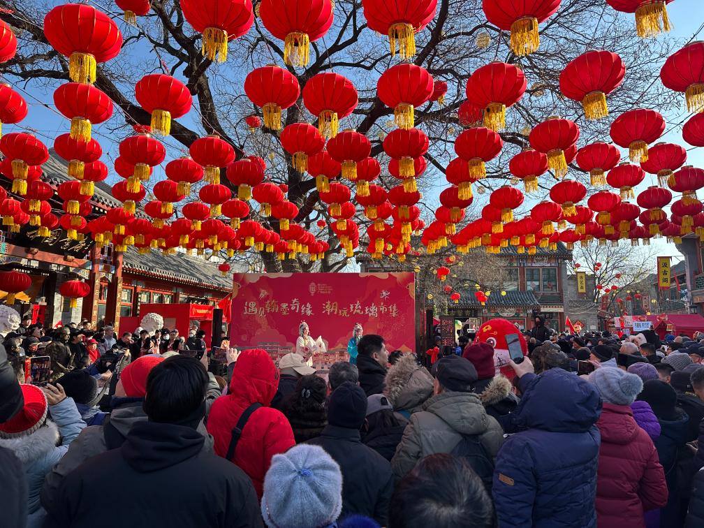 1月29日，市民游客在北京廠甸廟會感受濃濃年味。新華社記者 楊淑君 攝