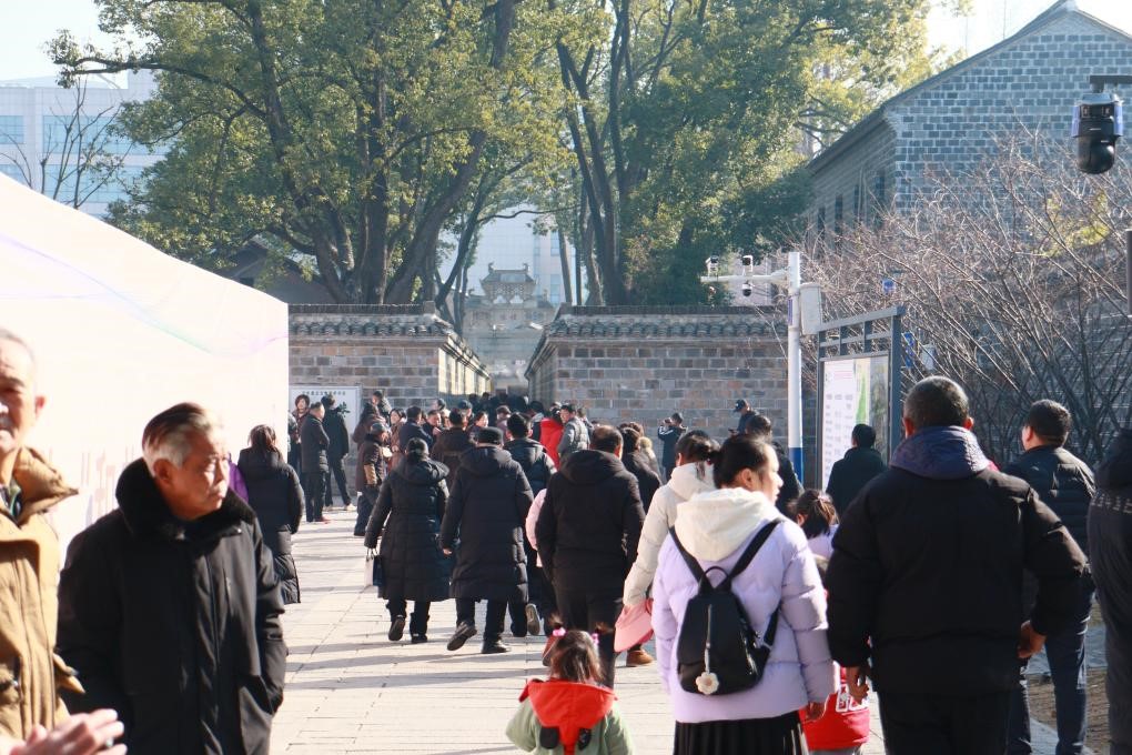 1月29日，游客在安徽省桐城市的六尺巷游覽。新華社記者 許諾 攝