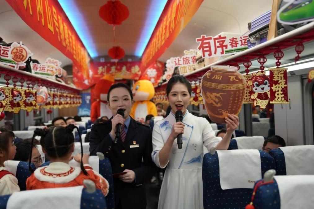 列車乘務員向旅客介紹江西美食——瓦罐湯。人民網(wǎng) 歐陽易佳攝