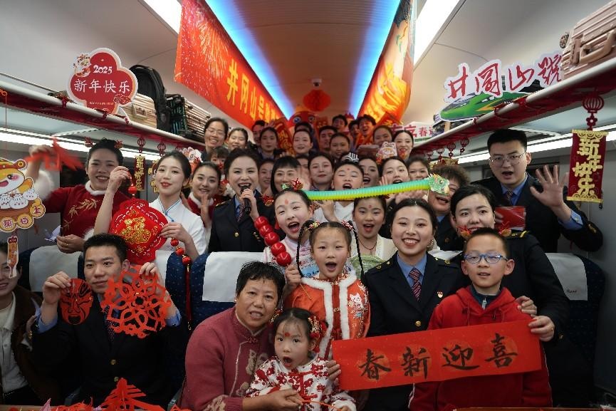 全體演職人員與旅客大合影。人民網(wǎng) 歐陽易佳攝