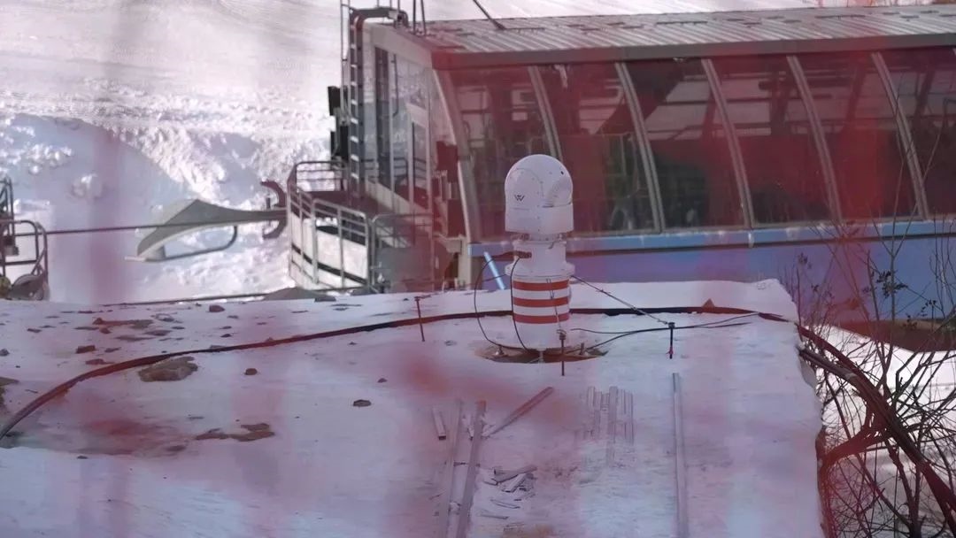 設在坡面障礙技巧和大跳臺雪道旁的激光測風雷達。氣象部門供圖
