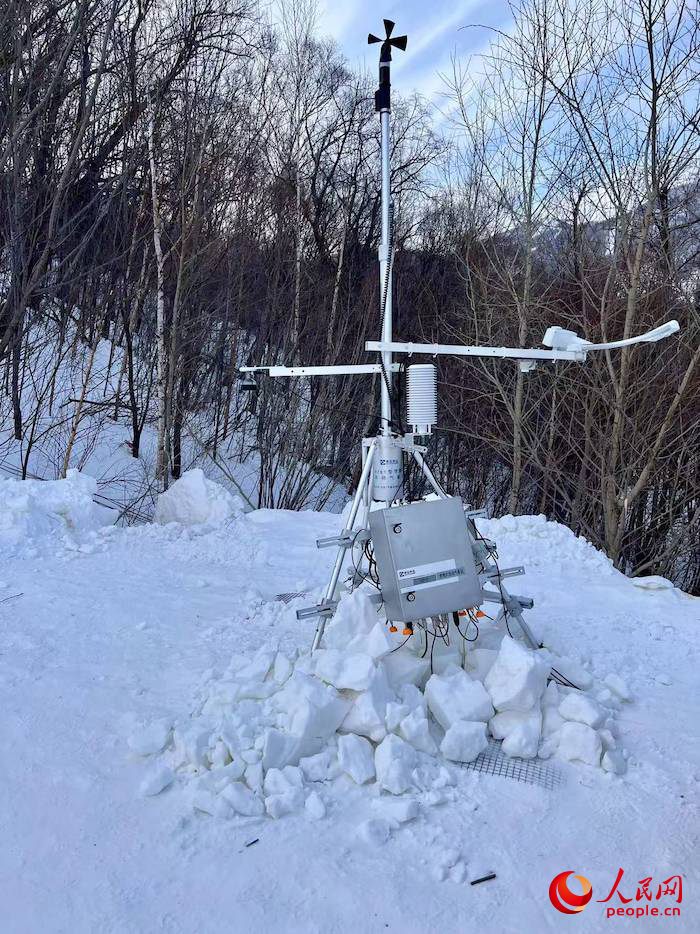 設置在賽道附近的便攜式自動氣象站。人民網(wǎng) 高清揚攝