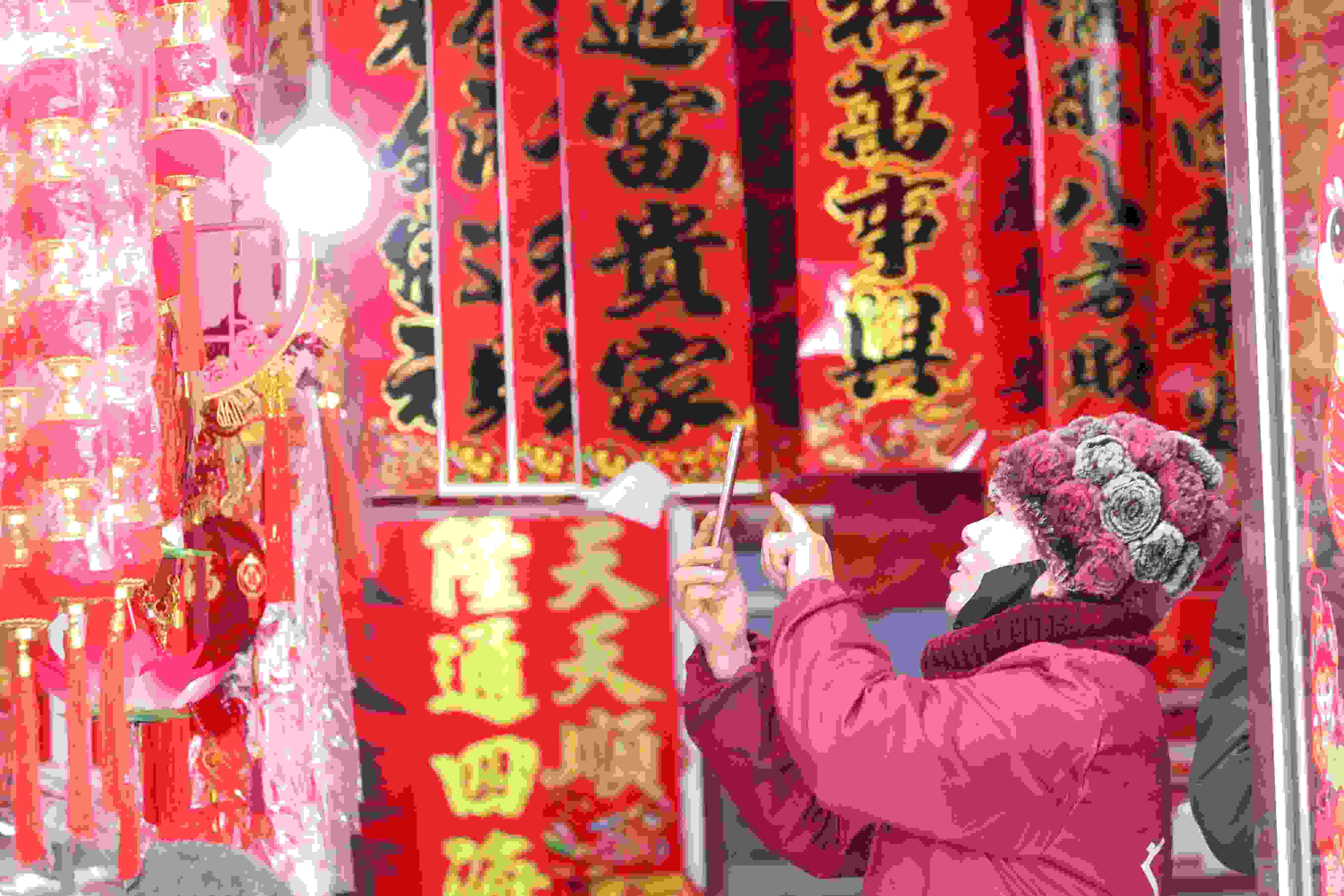 2025年1月5日，在山東省高密市夏莊鎮(zhèn)東李家村，商戶通過手機在網(wǎng)上推銷新春飾品。