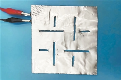 帶有矩形孔的袋式電池。圖片來(lái)源：英國(guó)《新科學(xué)家》雜志網(wǎng)站