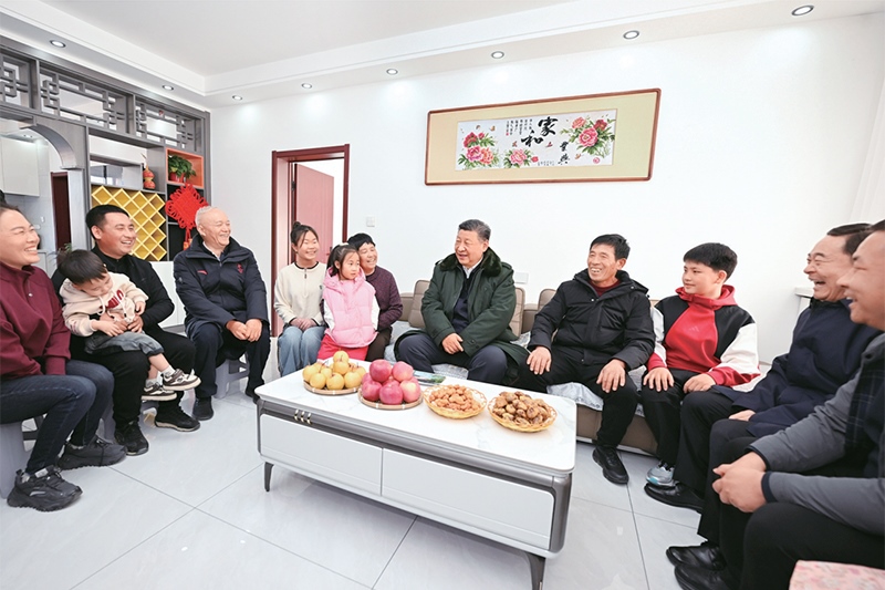 2025年1月22日至24日，中共中央總書記、國家主席、中央軍委主席習(xí)近平冒著嚴(yán)寒來到遼寧，看望慰問基層干部群眾。這是22日下午，習(xí)近平在葫蘆島市綏中縣明水滿族鄉(xiāng)祝家溝村考察時，同村民王寶維一家圍坐一起拉家常。 新華社記者 謝環(huán)馳/攝