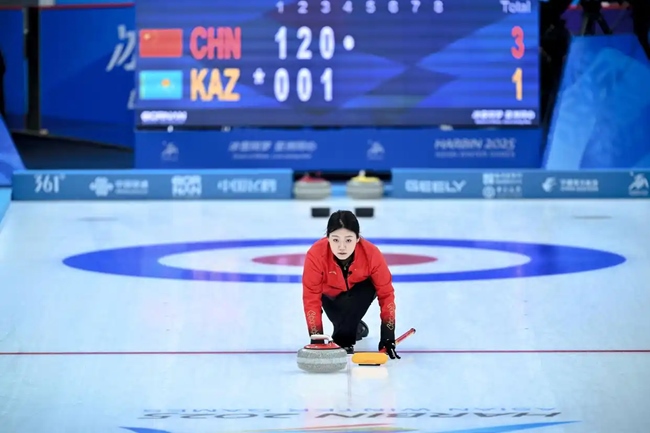 2月4日，中國隊選手韓雨在比賽中擲壺。新華社記者 江漢 攝
