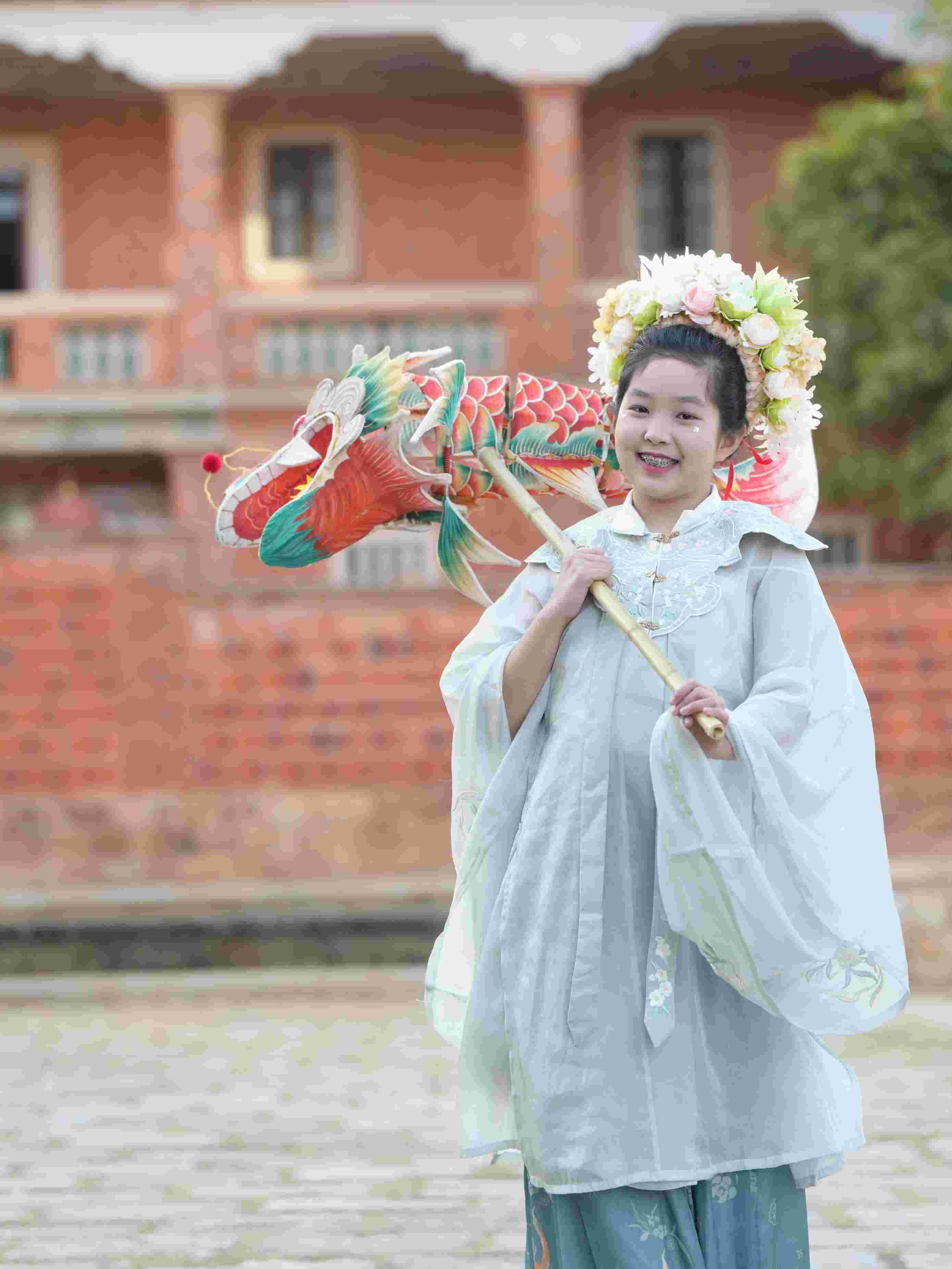 在泉州，沈女士為女兒拍下頭戴簪花的照片。受訪者供圖