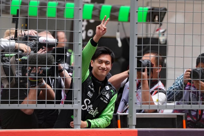 2024年4月19日，索伯車隊(duì)中國車手周冠宇（中）在練習(xí)賽前向觀眾致意。當(dāng)日，F(xiàn)1中國大獎(jiǎng)賽在上海開賽。中國車手周冠宇主場首秀參賽。新華社記者 夏一方攝