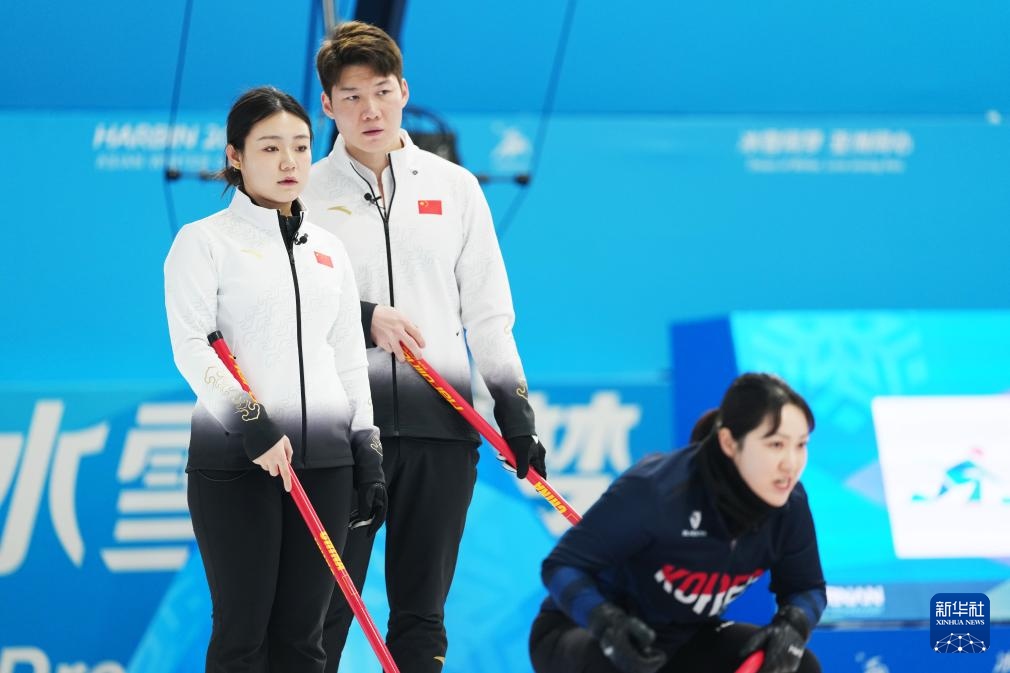 2月6日，中國隊選手王智宇（中）、韓雨（左）在比賽中。新華社記者 王松 攝