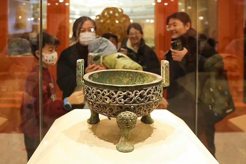 “尋蛇——藏在山西博物院里的蛇”展出的蟠蛇紋鏤空鼎。山西博物院供圖