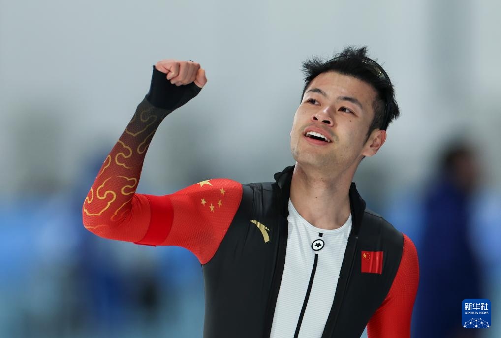 2月8日，寧忠?guī)r慶祝奪冠。新華社記者 王楷焱 攝