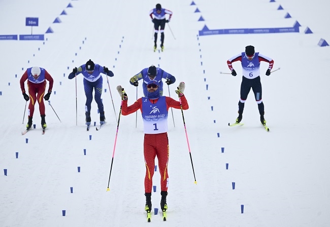 2月8日，王強（中）慶祝奪冠。新華社記者 張龍攝