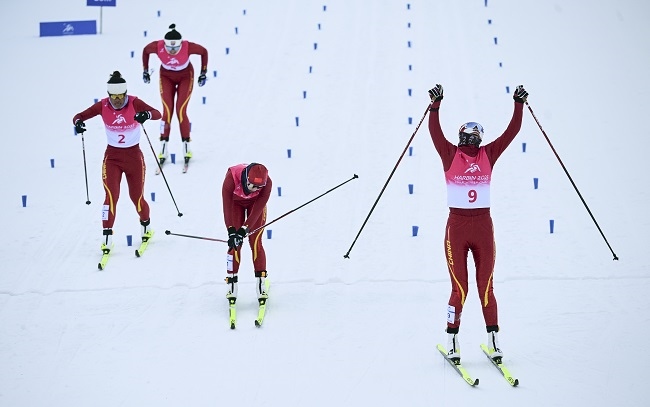 2月8日，李磊（右一）沖過終點后慶祝奪冠。新華社記者 張龍攝