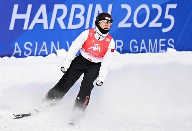 2月9日，徐夢桃在完成動作后慶祝。新華社記者 夏一方攝