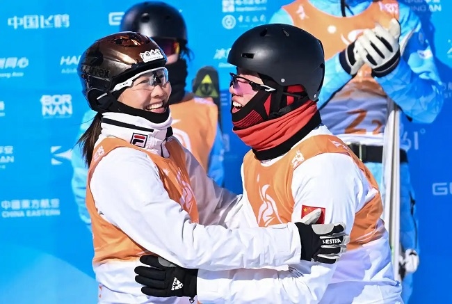 2月10日，中國隊選手李心鵬（前右）與徐夢桃慶祝。新華社記者 楊晨光攝