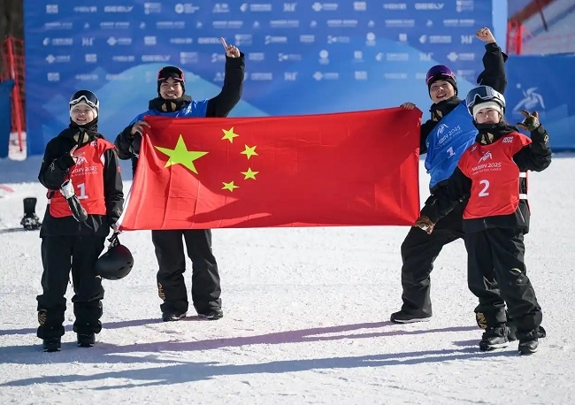 2月10日，中國隊選手張小楠、楊文龍、姜鑫杰與熊詩芮（從左至右）在比賽后慶祝。新華社記者 楊青攝