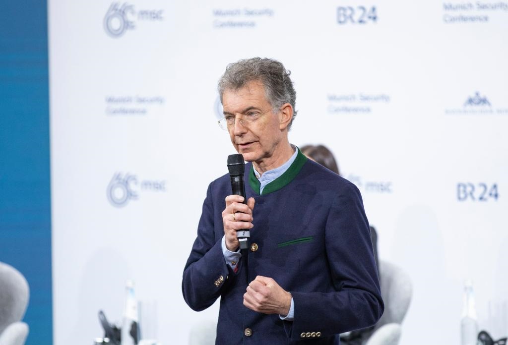 2024年2月18日，慕安會(huì)主席克里斯托夫·霍伊斯根在德國(guó)慕尼黑舉行的第60屆慕尼黑安全會(huì)議上發(fā)表閉幕致辭。新華社記者 張帆 攝