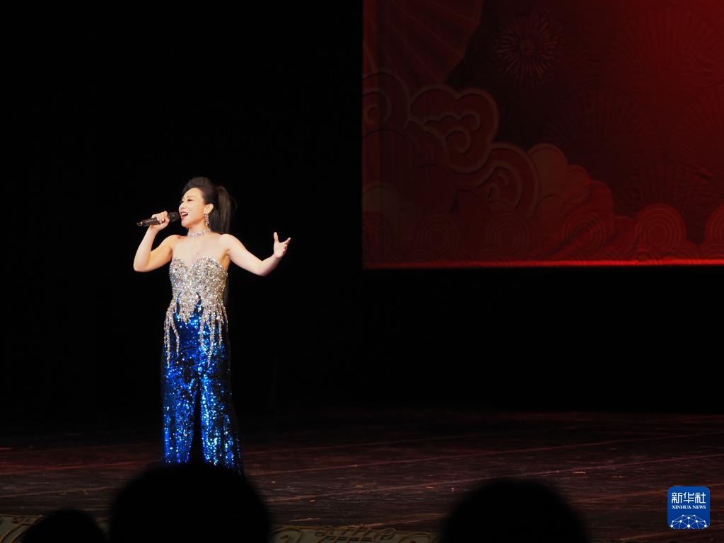 2月11日，歌手在哈薩克斯坦阿拉木圖的阿拜國家歌劇和芭蕾舞劇院演唱歌曲。新華社記者 趙宇 攝