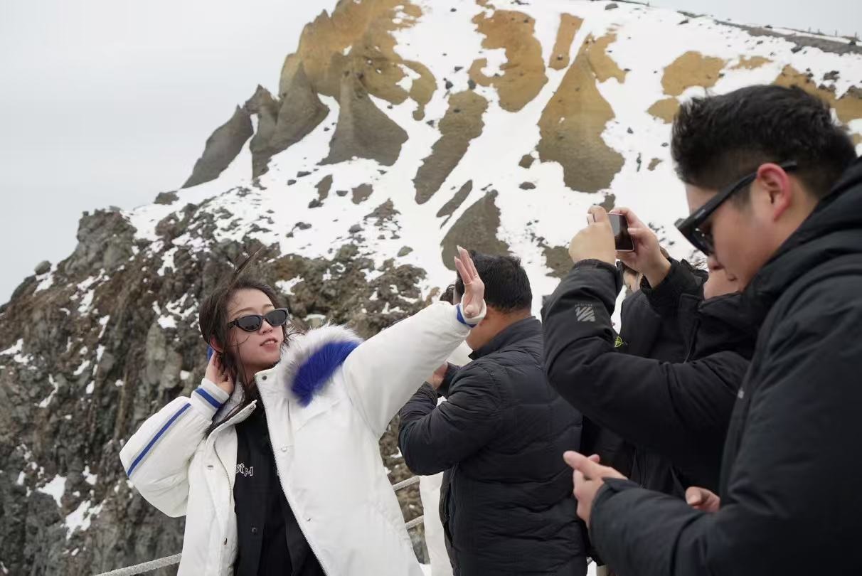 長白山天池旁游客拍照留念。人民網(wǎng) 皇甫萬里攝