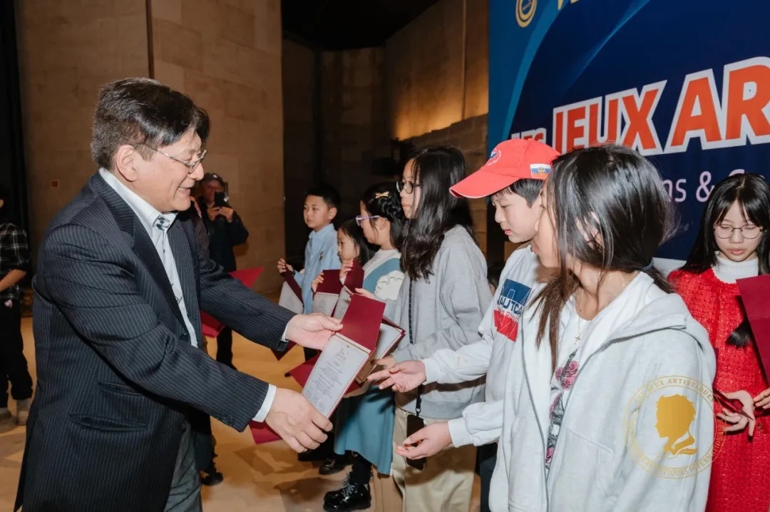 圖2：亞丁為獲獎(jiǎng)兒童頒發(fā)證書(shū)。法中交流促進(jìn)會(huì)供圖