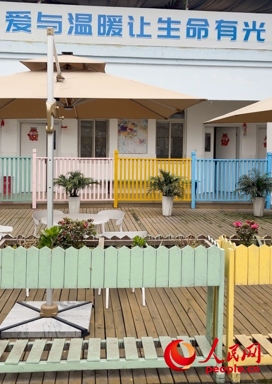 為讓“老小孩”住著開心，南泉鎮(zhèn)衛(wèi)生院設(shè)計(jì)成幼兒園風(fēng)格。人民網(wǎng) 陳葉欣攝