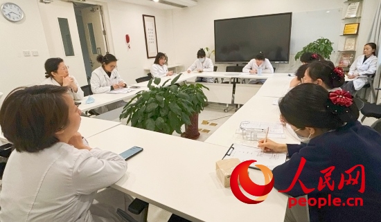 交班會(huì)上，海淀醫(yī)院安寧療護(hù)團(tuán)隊(duì)討論患者和家屬需求。人民網(wǎng)記者 金慧慧攝