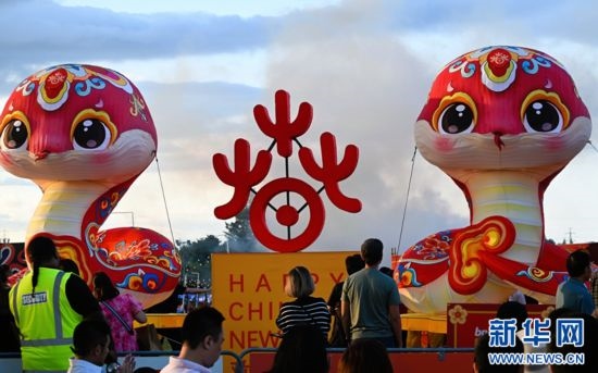 圖為游客在2025年奧克蘭元宵燈節(jié)游覽。（圖片由奧克蘭中國文化中心提供）