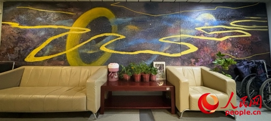 清華長庚醫(yī)院掛著一幅名為“生命長河”的畫，家屬將離世親人的名字寫在上面。人民網(wǎng) 陳葉欣攝