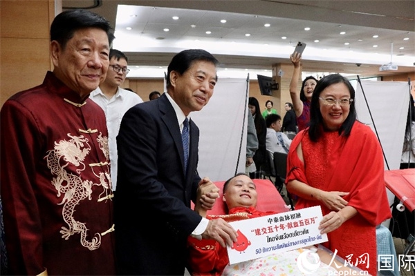 韓志強(qiáng)大使與獻(xiàn)血者代表合影。朱瀟逸攝