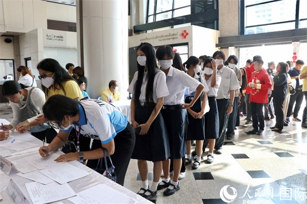 獻(xiàn)血者排隊(duì)填寫(xiě)報(bào)名表。朱瀟逸攝