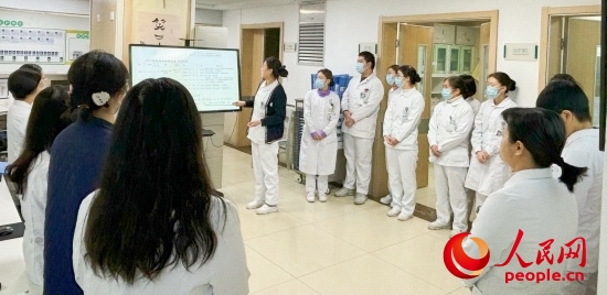 華西第四醫(yī)院姑息醫(yī)學(xué)科交班會上，護士介紹患者情況。人民網(wǎng)記者 金慧慧攝